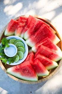 避暑吃瓜诗句,尽享瓜果清凉——避暑吃瓜诗意盎然